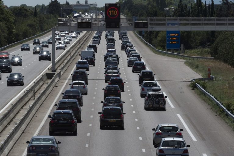 Boze chauffeur stapt uit en gaat te voet verder op autosnelweg