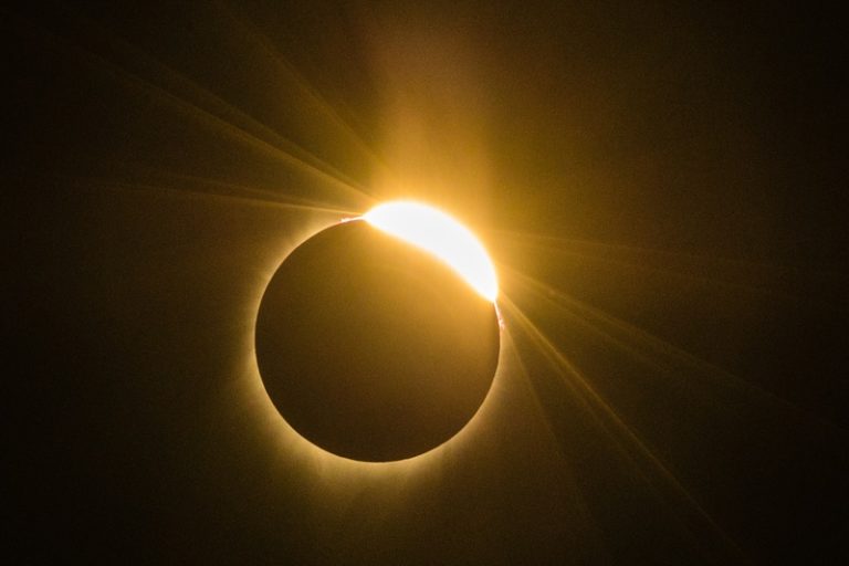 Baby geboren tijdens eclips krijgt toepasselijke naam