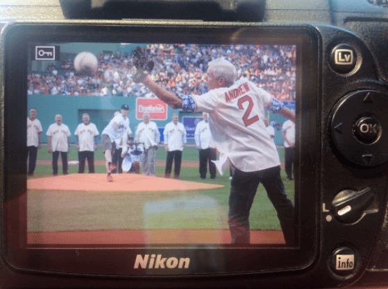 Cameraman krijgt baseballworp in de kroonjuwelen