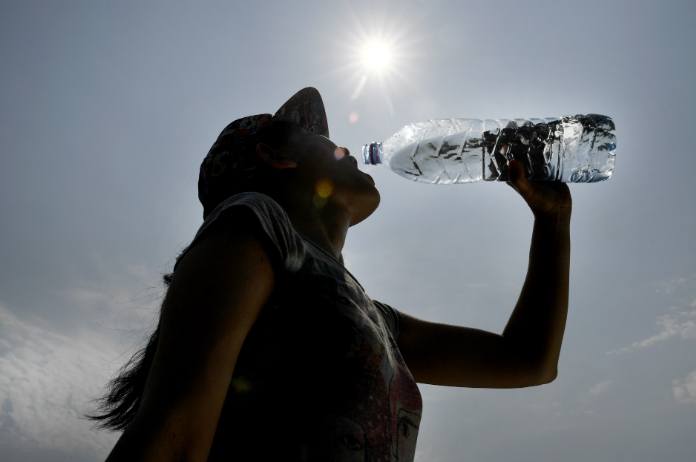 Daarom mag je een plastic flesje niet te veel hervullen