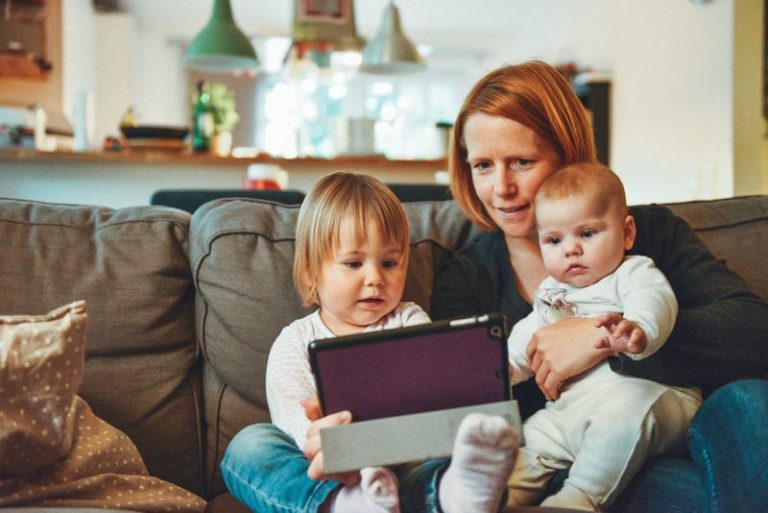 Deze nanny verdient 110.000 euro per jaar, mag constant reizen en rijden met luxewagens