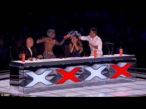 Boze Mel B kiepert glas water over Simon Cowell