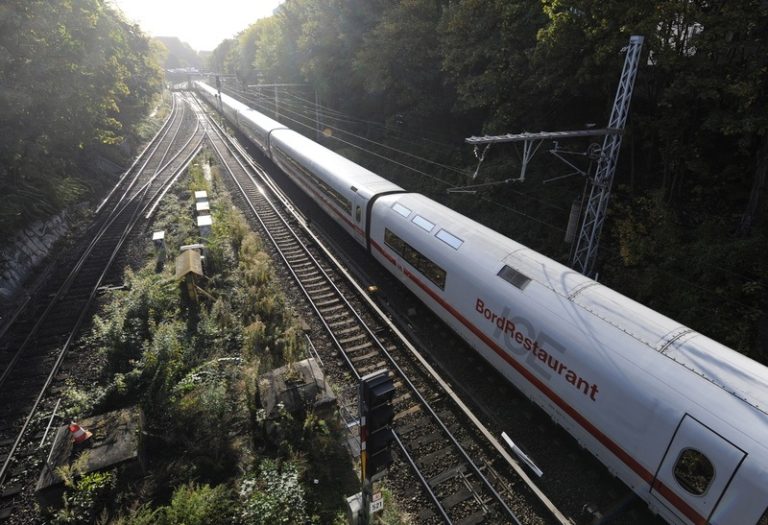 Man klampt zich 25 kilometer lang vast aan hogesnelheidstrein