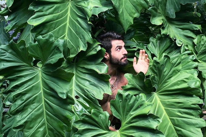 IN BEELD. Mannen poseren in het groen