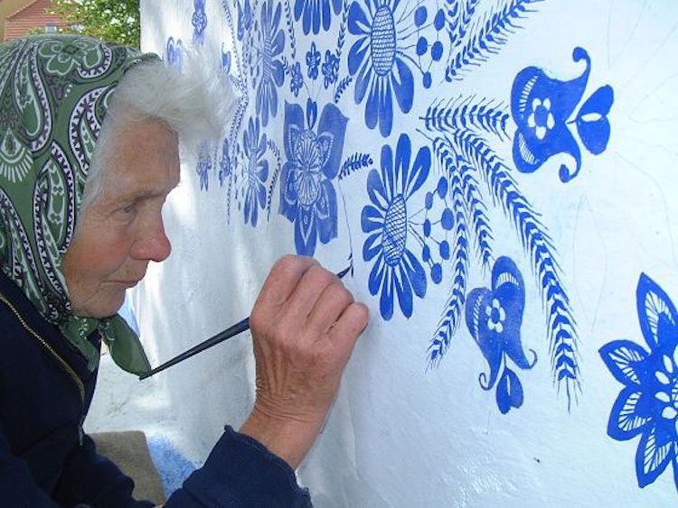 IN BEELD. Oma vindt originele hobby na pensioen