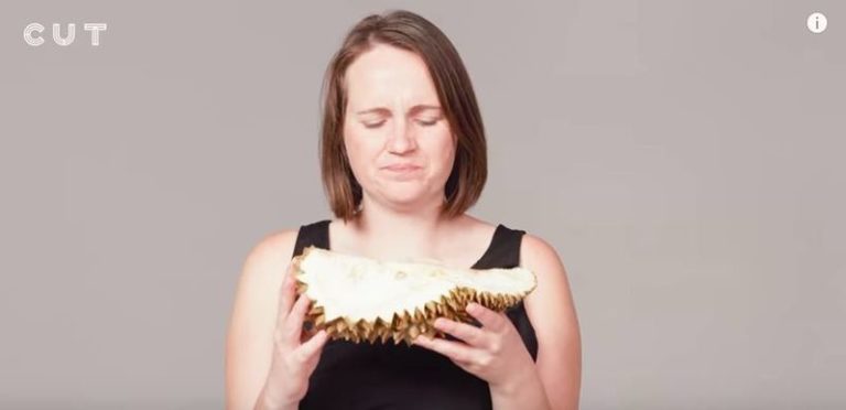 VIDEO. Honderd mensen eten durian, het meest stinkende fruit ter wereld