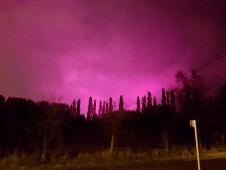 Lucht boven Antwerpen kleurt paars