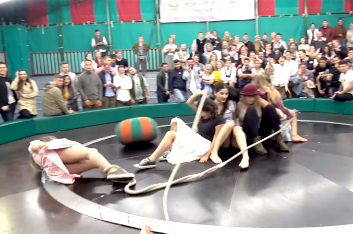 Viraal: dames vliegen in het rond op deze knotsgekke Oktoberfest-attractie (video)