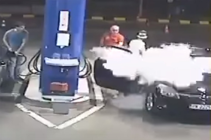 Hij steekt een sigaret aan bij tankstation, maar dan… (video)