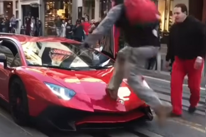 Kerel loopt over peperdure Lamborghini, maar dat blijkt een héél slecht plan te zijn (video)