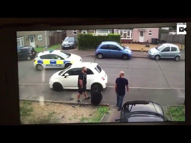 VIDEO. Krachtpatser verplaatst zelf fout geparkeerde auto