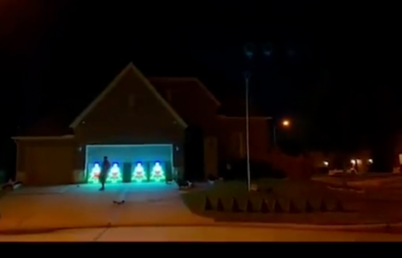 Man pakt uit met krankzinnige kerstverlichting op en rond huis “Deze