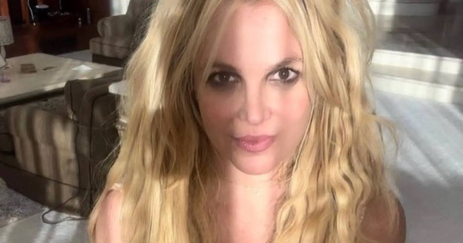 Britney Spears poseert poedelnaakt op het strand (foto) - Zita