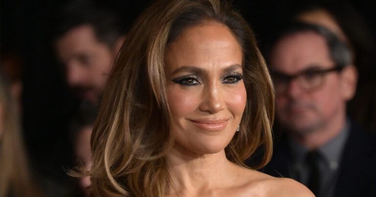 Jennifer Lopez pakt uit met wel héél diep uitgesneden jurk: “Perfectie” (foto’s)