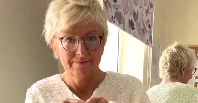 Vrouw (57) krijgt kritiek op behaloze outfit: “Luister niet naar de haters!” (video)