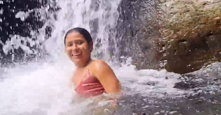 Vrouw gaat onder waterval staan, maar onderschat de kracht ervan… (video)